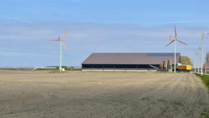 Deze boer draagt zijn steentje bij aan het verduurzamen van de sector met zonnepanelen en windmolens.