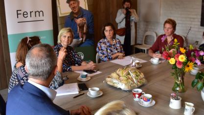 Vlaams minister Hilde Crevits luistert op het bedrijf van Geert Van Wonterghem en Marijke Degezelle naar de vele verzuchtingen en persoonlijke verhalen van varkenshouders, op uitnodiging van Boerenbond en Ferm.