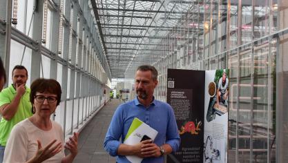 Mia Demeulemeester van Inagro en gedeputeerde Bart Naeyaert bij de officiële opening van Agrotopia, de grootste dakserre in Europa, in Roeselare.