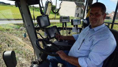 Een loonwerker zit heel veel uren op de tractor. Een aangename stoel met goede vering en ruggensteun is daarom noodzakelijk.