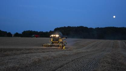 De eerste vraag die zich stelt, is of een loonwerker of landbouwer een strafbepaling overtreedt door ’s nachts voort te werken.
