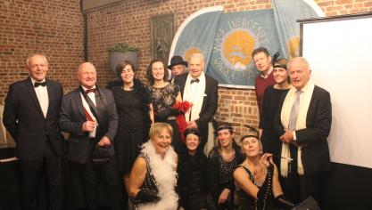 Het feestteam verkleedde zich in de stijl van de jaren 20 om het feestjaar aan te kondigen.