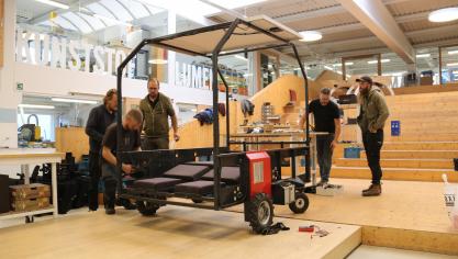 Een groep biologische boeren bouwt elektrische rolstoelen om tot milieuvriendelijke en ergonomische wiedbedden.