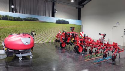 Lemken laat een Steketee-schoffel nu samenwerken met een fronttank voor een bespuiting in de rij. Tussen de rijen wordt enkel geschoffeld, wat een middelenbesparing van 40 tot 60 % zou opleveren.