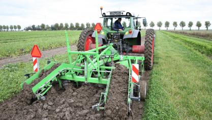 De Butterfly voorloze ploeg aan het werk in de strokenteelt van de Boerderij  van de Toekomst. Op deze strook hebben uien gestaan.