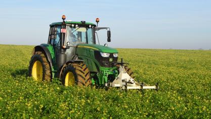 Je merkt de Veris iScan-bodemscanner amper op in de groenbemester.