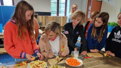 Vlaams landbouwminister Hilde Crevits wil meer schoolkinderen fruit en groenten laten eten of melk laten drinken.