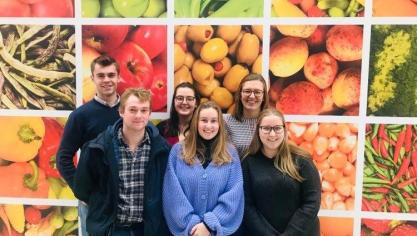 Dries Dhont, Emma Verstraete, Justine Timmerman, Lowie Louwagie, Fien Goeminne en Manon Debaets richtten ‘Pauzegroentjes’ op, een onderneming die groenten kant en klaar verwerkt om aan te bieden in scholen als gezonde snack.