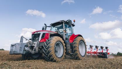 De MF 7S.210 komt er aan de bovenzijde bij en dicht de kloof met de grotere 8S tractorserie.