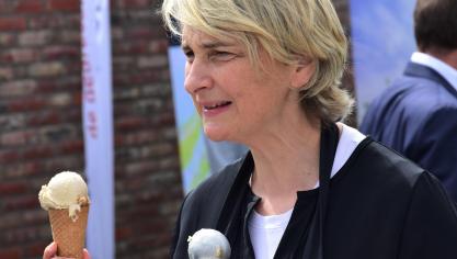 Heel wat landbouwbedrijven verwerken zuivel voor hoeveverkoop. Vlaams minister Hilde Crevits werkt aan een gecoördineerd plan voor de korte keten.