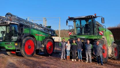 De familie Malengier heeft het volste vertrouwen in de full-linestrategie van Fendt. Op de achtergrond is het nieuwe bedrijfsgebouw in aanbouw.