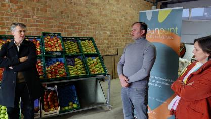 V.l.n.r. bemiddelaar Carl Vrancken, fruitteler Frans Verhelst en An Detelder coördinator Steunpunt Korte Keten.