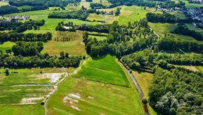 Dankzij bijkomende Blue Deal-middelen kunnen landbouwers, bos- en natuurbeheerders bij ‘beek.boer.bodem’ aankloppen voor maatregelen tegen droogte. Op foto: velden en bosland nabij de Aa.