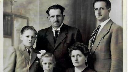 De foto dateert uit 1943. V.l.n.r.: Albert, zijn jongere zus Raymonde, Adolphe Poulin, Alberts vader, Constance Claes, Alberts moeder en Albert Moulin, Alberts oom en peetvader.