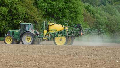 Ons land zet sterk in op de reductie van gewasbeschermingsmiddelen. Hier gaat het over een getrokken spuitmachine die herbiciden spuit voor de onkruidbestrijding, net voor de aardappelen opkomen.