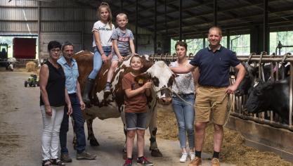 Nicky Van Otten (tweede van rechts) met haar gezin en ouders op het familiale melkveebedrijf.
