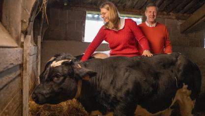 Roselien en Gery genieten van hun vader-dochtertijd op de boerderij.