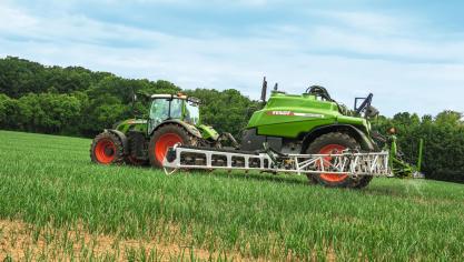 De getrokken veldspuiten gaan uit het gamma van Fendt.