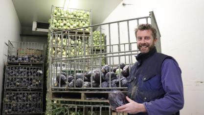 Sinds 1 februari moet elke supermarkt of verkooppunt SKAL-gecertificeerd zijn. Wij moeten dus alles in plastic verpakken. Dat stuit mij als biologische teler tegen de borst!”