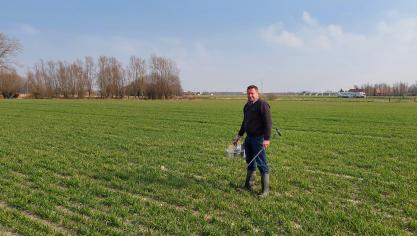 Lieven Van Ceunebroeck is niet alleen teeltbegeleider, maar ook staalnemer van bodem-, water- en meststalen.