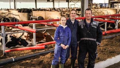 Dries, Brenda en hun oudste dochter Hanne tonen graag de nieuwe stal waar ze al zo lang naar uitkeken.