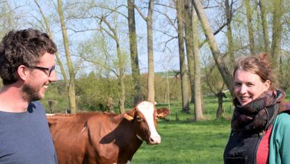 Anneleen Dedeyne en Karel Van Den Berge groeiden beiden op in een melkveebedrijf in Oost-Vlaanderen. Binnenkort nemen ze allebei hun ouderlijke bedrijf over.