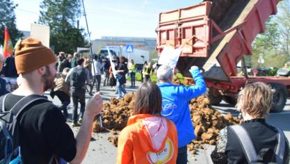 Bij de parking van Colruyt werd een berg aarde uitgekipt, wat daarna werd ‘gesierd’ met borden met boodschappen.