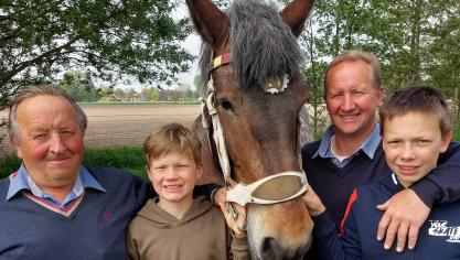 Vader Hendriek en zoon Didier Van Hoorebeke met de zonen en kleinzonen (v.l.n.r.) Lander en Lars en in het midden hun beste merrie, Valerie van de Spoorweg.