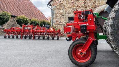 Het stuursysteem ‘IC-Steer’ van Steketee kan los van de schoffelmachine gekoppeld worden.