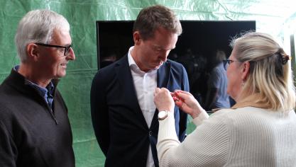 Minister Jo Brouns krijgt als eerste de pin opgespeld.