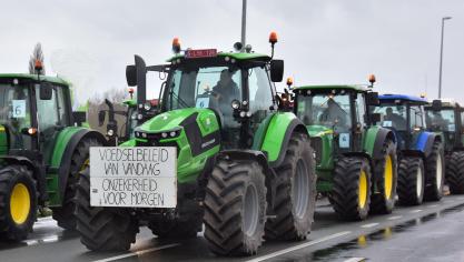 Boeren uit heel Vlaanderen zullen vanavond actie voeren op weides langs en bruggen over verschillende snelwegen.