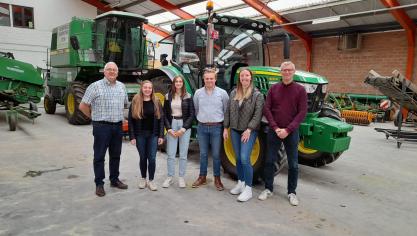 Raf Van Buynder, klastitularis en leerkracht ‘varkenshouderij’, en Carl Heyvaert, leerkracht ‘rundveehouderij’ en beheerder in het Nationaal Witblauw stamboek, organiseerden de Waalse stages voor deze 4 leerlingen van het zevende Specialisatiejaar Landbouw.
