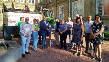 Heuvellandse landbouwers overhandigden in juni hun bezwaarschriften aan de gemeente.