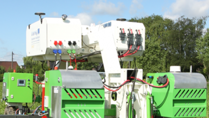 In de linkermodule (witte bak boven de middenhef) zit de vernieuwde hydraulische motor, in de rechtermodule de vermogenbus waaraan de batterijen gekoppeld zijn.