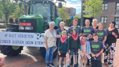 Boerinnen delen appels uit om de landbouw een hart onder de riem te steken.