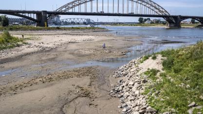 Het water in de Waal staat laag. Door aanhoudende droogte is op sommige plekken de bodem zichtbaar.