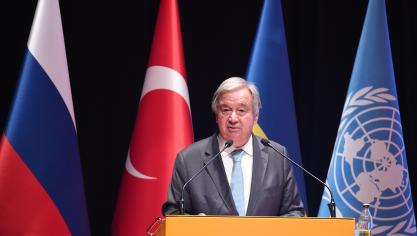 VN-topman António Guterres bezocht samen met de Turkse minister van Defensie Hulusi Akar het coördinatiecentrum in Istanboel waar de export van Oekraïens graan opgevolgd wordt.