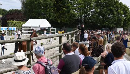 Veel publiek rond de piste bij de voorstelling aan de hand van de jaarlingen
