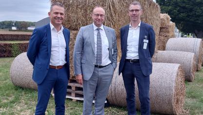 Joris Relaes (rechts) en Dirk Lips (midden) respectievelijk van het jarige ILVO en BoeK, in gezelschap van Boerenbondvoorzitter Lode Ceyssens. Tijdens de Dag van de Landbouw gooit ook het ILVO de deuren wagenwijd open voor het grote publiek.
