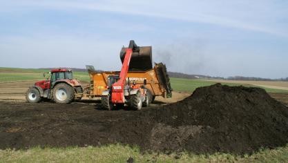 Het verhaal van organische koolstof begint bij organisch materiaal, zoals plantenresten, compost en stalmest.