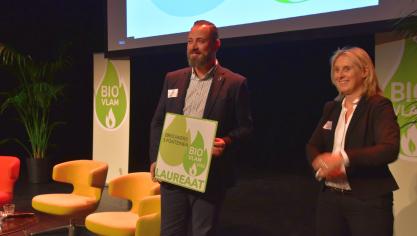 Werner Van Obberghen van Brouwerij 3 Fonteinen kreeg de BioVlam award uit handen van Patricia De Clercq, secretaris-generaal van het Departement Landbouw.