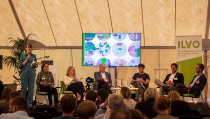 Tijdens FestILVO werd gedialogeerd over de zogenaamde 12 types van toekomstige Europese landbouwers. V.l.n.r. Elke Vanempten (ILVO), Nele Lauwers (Innovatiesteunpunt Boerenbond), Mieke Vercaeren (Colruyt Group), Hendrik Vandamme (ABS), Tijs Boelens (De Groentelaar), Jannes Maes (Kabinet Brouns), Jeroen Candel (Wageningen University &amp; Research).
