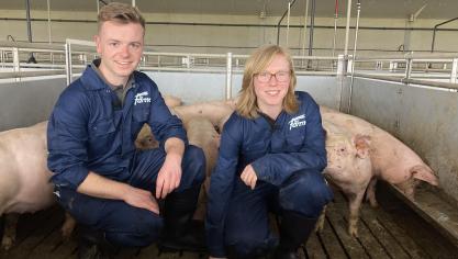 Arne Vandewal en Eline Geerardyn, brijvoerspecialisten bij ForFarmers, stelden het Home MiXX Hero-brijvoerconcept voor.