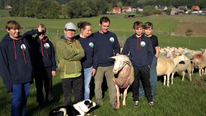 De klusjes die de zorggasten doen zijn zeer uitgebreid en hangen af van hun interesse. De ene staat liever in de verwerking, de andere tussen de dieren. Hier zie je Ann, Tom en hun kinderen en 2 zorggasten.