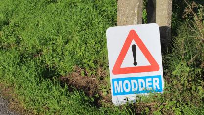 Van de 64 West-Vlaamse gemeenten hebben er 52 een lokaal meldpunt voor modder op de weg.