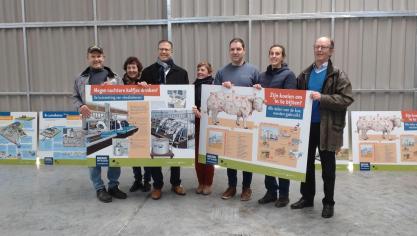 Op 13 december overhandigde gedeputeerde Tom Dehaene de eerste educatieve landbouwpanelen aan de bedrijfsvoerders van het Hof te Berchemveld in Sint-Pieters-Leeuw