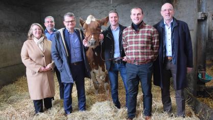 Het Agriflanders-team samen met Annelies, de koe van het campagnebeeld.