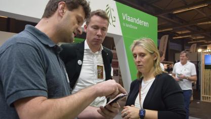 Op de stand van het eigen departement Landbouw en Visserij kreeg minister van Landbouw Jo Brouns, in gezelschap van Patricia De Clercq (secretaris-generaal van dit departement) onder meer uitleg over de gloednieuwe applicatie LV-Agrilens.