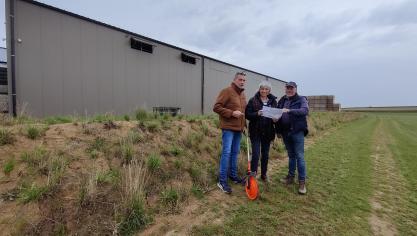 Benny Vangansewinkel (links) en Nicole Vreys bespreken met landbouwer Trudo Biets  de mogelijke beplantingen op het terrein.