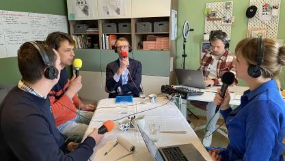 In de podcast zitten boeren samen met experten aan tafel om de stikstofkwestie, in al haar facetten, tot op de bodem uit te spitten.